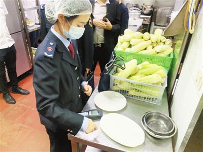 銀川開展‘隨機查餐廳’行動，現場責令整改提升餐飲服務水平